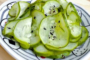 Salada de pepino agridoce at Onigiri To Go Londrina in Londrina