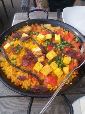 vegane Paella mit verschiedenem Gemüse und "geräuchertem" Tofu at La Tortilla Asesina in Inverness