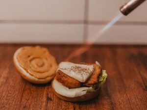Pão brioche selado com azeite, tomate, alface americano, nuggets vegetal, queijo vegetal maçaricado e molho de pimenta artesanal. at NYC Burguers in Londrina