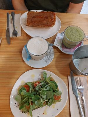 Tostadas y te chai (leche de soja) y matcha (con leche de avena) at Informal in Cerdanyola Del Valles