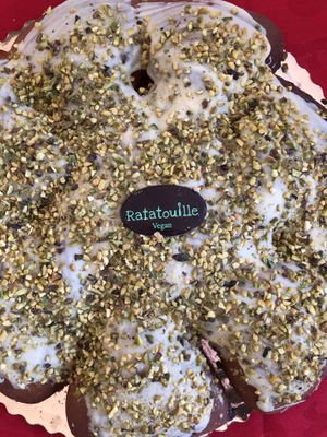 Befana’s focaccia with pandoro dough and chocolate chips, covered with white chocolate and pistachio bits #Veganuary at Ratatouille in Turin