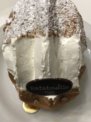Pandoro with whipped cream at Ratatouille in Turin