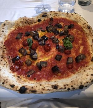 Pizza Siciliana senza latticini  at Reginella in Madrid