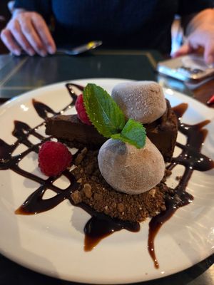 Tarte au chocolat et mochis à la noisette at Roam West in Fort William