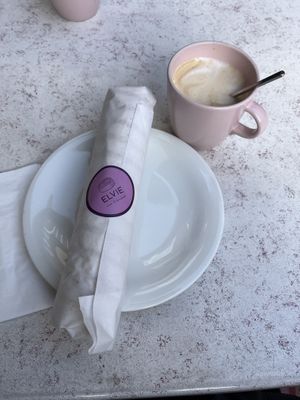 BBQ Wrap und Cappuccino   at ELVIE in Augsburg