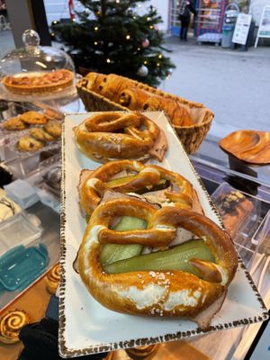 Vegane „Leberkäs“-Breze  #Veganuary at ELVIE in Augsburg