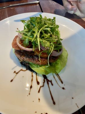 La hamburguesa vegana con carne Better Balance sobre una cama de portobello  at Mar del Zur in Monterrey