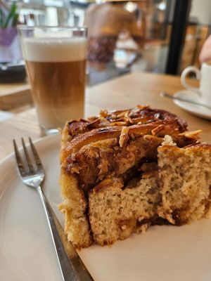 Apple and almond slice & latte macchiato with oat milk at Zeit für Brot in Dusseldorf