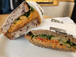 Kürbis-Linsen- und Hummus- Stulle at Zeit für Brot in Dusseldorf