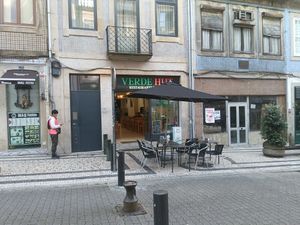 Entrance and outdoor seating area at Verde Hut in Porto