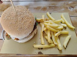 Sapurito burger (valeriana, melenzane fritte, burger di soia, formaggio vegano tipo cheddar e pesto alla trapanese) con patatine fritte at Sapurito Street Food & Goloserie in Trapani