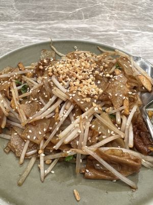 Fried rice noodles 8/10 with wok hei!  at Yang Shin 養心茶樓 in Taipei