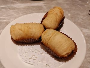 Flakey rolls (tasted like cabbage but it's supposed to be turnip?) at Yang Shin 養心茶樓 in Taipei