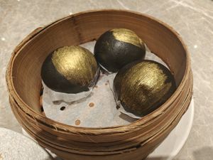 Black sesame and peanut butter bao at Yang Shin 養心茶樓 in Taipei