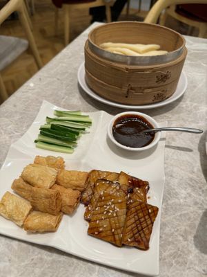Vegan Peking Duck with oyster mushrooms at Yang Shin 養心茶樓 in Taipei