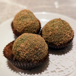 Deep fried sticky seaweed rice cake with peanut powder #Veganuary at Yang Shin 養心茶樓 in Taipei