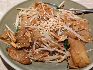 Stir fried flat noodles #Veganuary at Yang Shin 養心茶樓 in Taipei