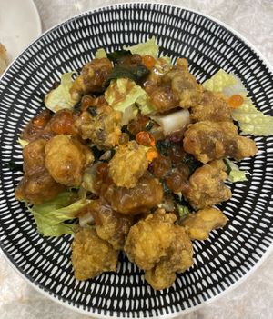 Deep fried mushroom and seaweed in black truffle dressing   at Yang Shin 養心茶樓 in Taipei