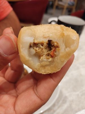 Inside the deep fried mushroom puff at Yang Shin 養心茶樓 in Taipei