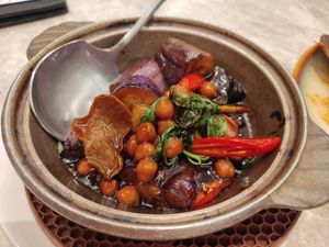 stir fried Chinese yam and eggplant in oyster sauce at Yang Shin 養心茶樓 in Taipei