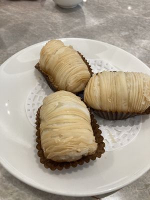 Daikon pie?? Idk but it was great   at Yang Shin 養心茶樓 in Taipei