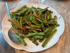 Stir-fried crispy mushrooms & string beans at Yang Shin 養心茶樓 in Taipei