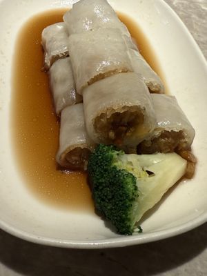 Cheung Fun:  Rice Noodle Roll with Healthy Herb. 蟲草花腸粉  at Yang Shin 養心茶樓 in Taipei