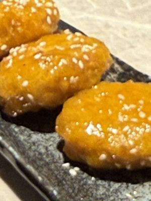 Taro-Stuffed Lotus Root with Citrus Seasoning (6 pcs.)
橙汁芋蓮藕  at Yang Shin 養心茶樓 in Taipei