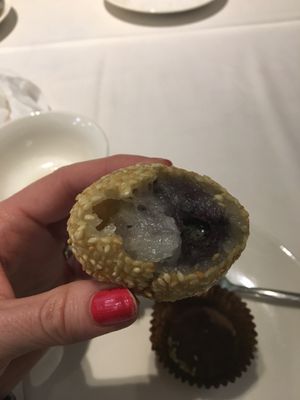 Sesame dango (“Deep-fried sesame ball”) at Yang Shin 養心茶樓 in Taipei