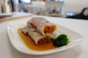 Rice noodle roll with crispy bread stick at Yang Shin 養心茶樓 in Taipei