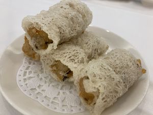 Deep-fried gaojha roll (脆皮炸糕渣) at Yang Shin 養心茶樓 in Taipei