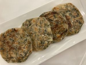 Pickled mustard greens and vegetables pancakes (雪菜煎薄餅) at Yang Shin 養心茶樓 in Taipei