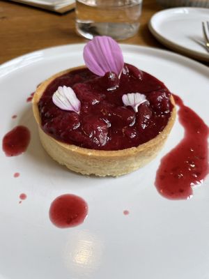 White chocolate tarte with vineyard peachess  at WILLICHS in Mainz