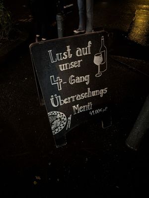 Werbung vor dem Haus at WILLICHS in Mainz