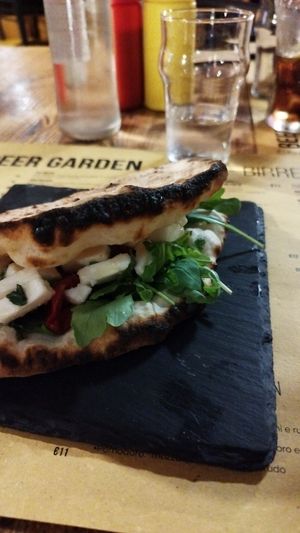 Bermuda con feta vegetale rucola e pomodorini at Beer Garden in Cotignola