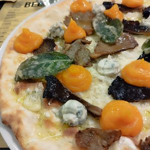 Pizza bianca con mozzarella vegetale sfiandrine crema di zucca gorgonzola vegetale e salvia fritta at Beer Garden in Cotignola