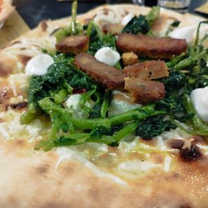 Pizza bianca con mozzarella vegetale cime di rapa salsicciotti di tofu affumicato e stracchino vegetale at Beer Garden in Cotignola