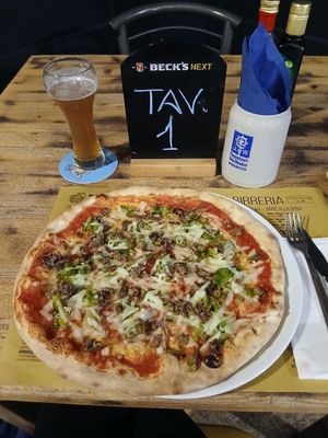 Pizza con mozzarella veg, scarola, pesto di pomodori secchi, olive e capperi e con zenzero grattugiato at Beer Garden in Cotignola