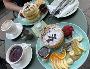 Gestapelte Pancakes, Kaffee und Tee  at Good One Café - Schanze in Hamburg
