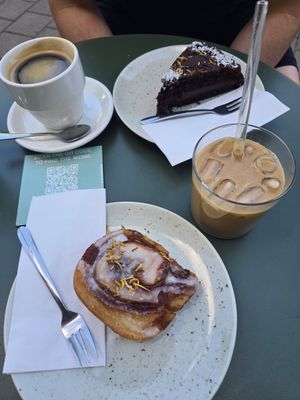 zimt schnecke und Schoko kuchen at Good One Café - Schanze in Hamburg