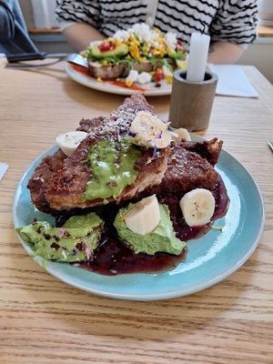 Frenchtoast mit Matcha Pistazien Creme, Beeren und Bananen at Good One Café - Schanze in Hamburg