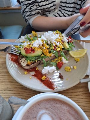 Brot mit Avocado , Scrambled Tofu und Veta 🌱 at Good One Café - Schanze in Hamburg