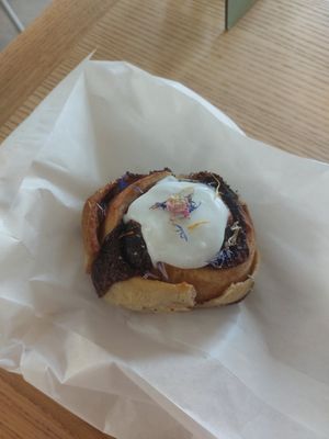 Cinnamon roll at Good One Café - Schanze in Hamburg