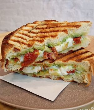 Bikini de Mozzarella, Tomate Seco y Pesto
Grilled Sandwich with Mozzarella, Sundried Tomato and Pesto at Asante in Barcelona