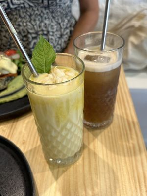 Tropical smoothie and lemonadee  at Asante in Barcelona