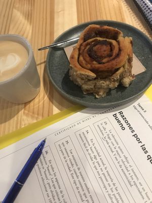 Cinnamon roll and cafe con leche  at Asante in Barcelona