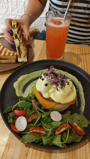 Huevos benedict, sandwich caprese y limonada de fresa at Asante in Barcelona