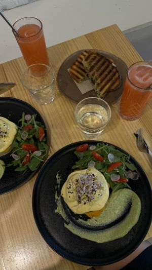 Los benedict es la estrella de carta, sin dudas de las cosas más ricas que comi 🌱✨ sus dueños son super amables y nos dieron una atención buenisima. Volveremos 🖤  at Asante in Barcelona