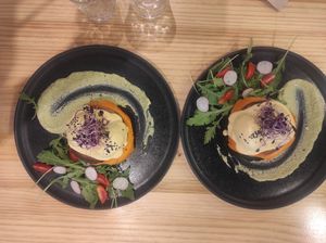 Los huevos increíbles, muy sabrosos y realistas. El conjunto con las salsas el jamón y el queso es riquísimo. la tarta de queso de oreo también deliciosa. Volveremos! at Asante in Barcelona