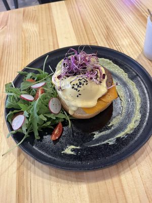 Huevos Benedict - Dos huevos Benedict, salsa
holandesa, queso, jamón, crema
de aguacate y ensalada  at Asante in Barcelona